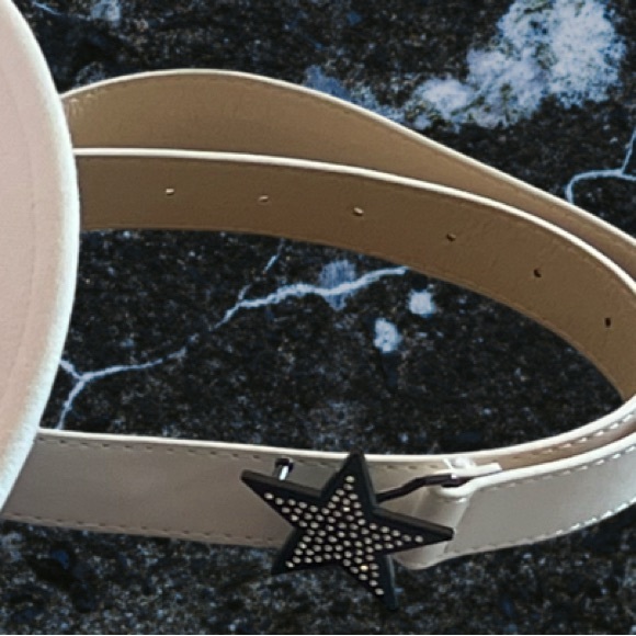 White belt with black bedazzled star buckle - Picture 2 of 3